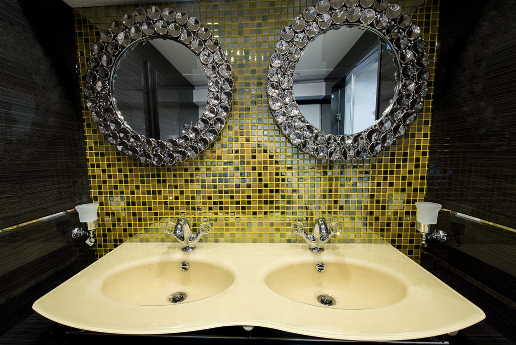 Power Cat CLOUDS -  Ensuite detail.jpg