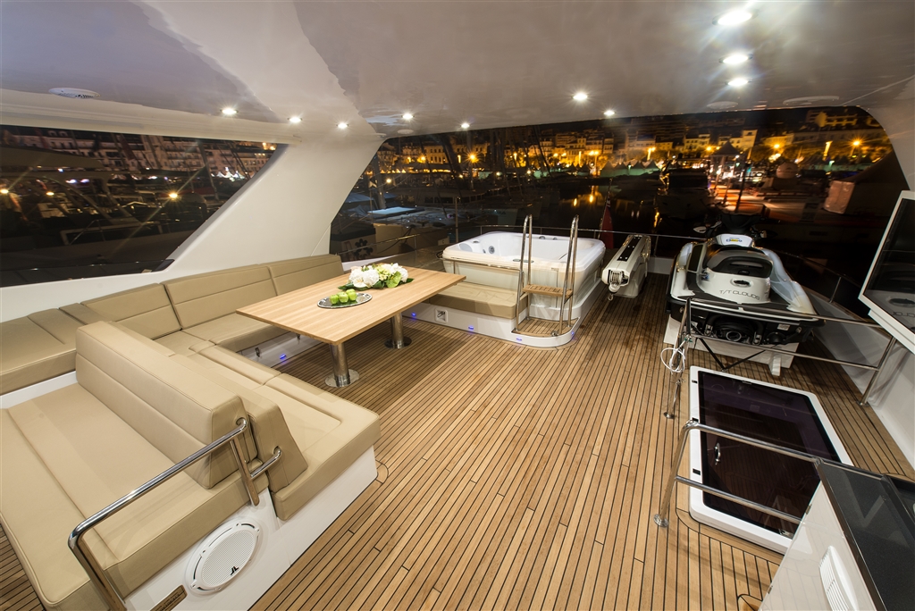 Power Cat CLOUDS -  Flybridge.jpg