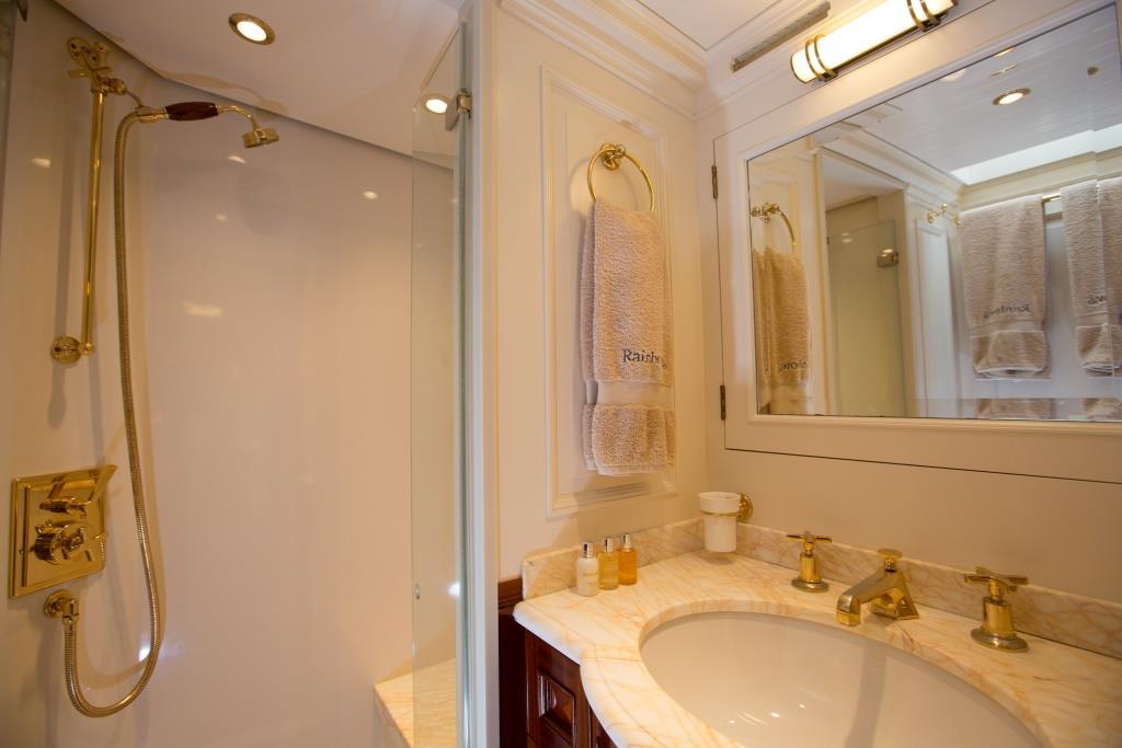 RAINBOW - Twin bathroom.jpg