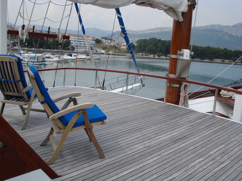 ROMANCA - Deck 3.jpg