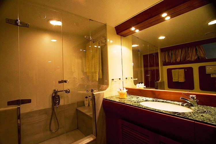 Ragazza -  Bathroom.jpg