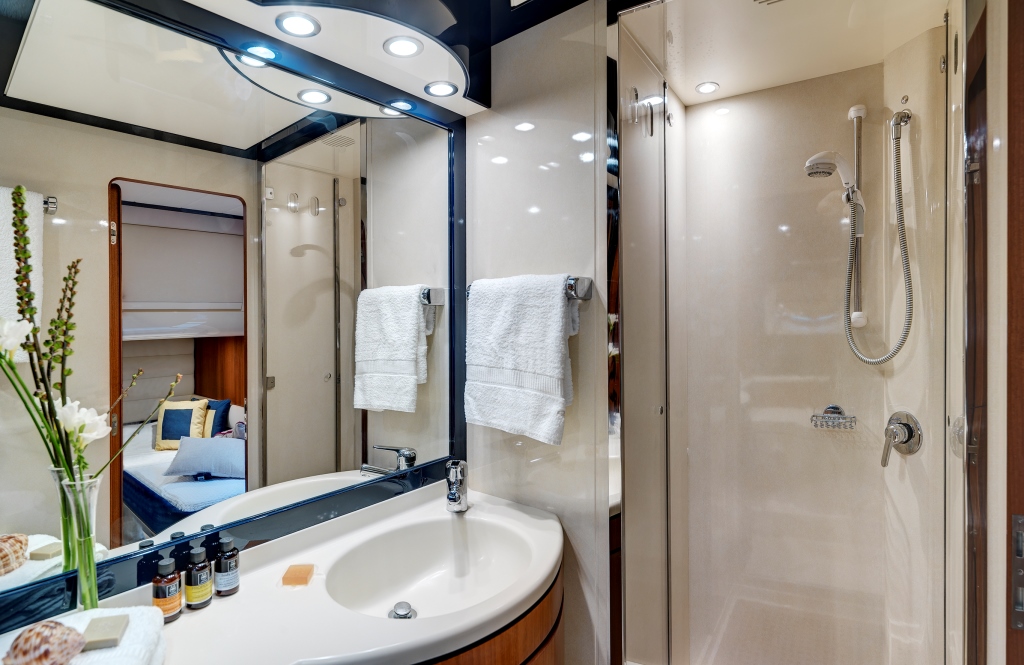 Riva 68 Yacht SPACE - Ensuite.jpg