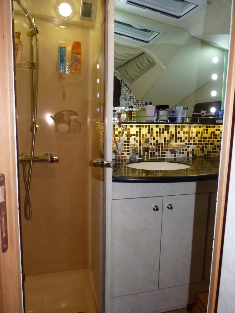 SAGITTARIUS - Guest ensuite.JPG