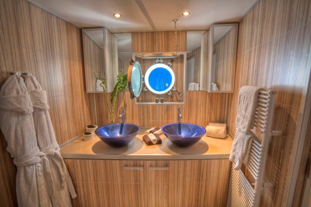 SANSSOUCI STAR - Ensuite.jpg