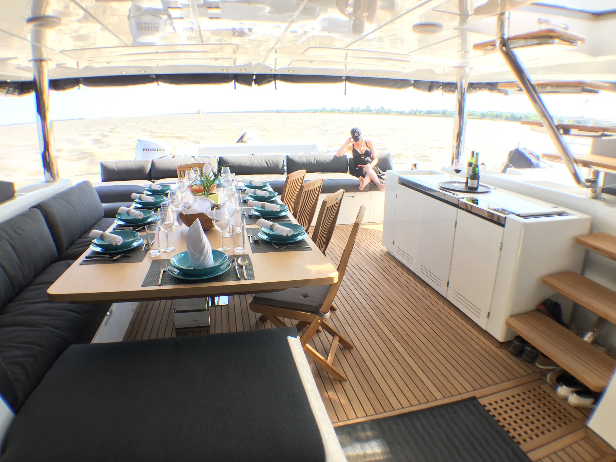 SEAHOME - Aft deck dining.jpg