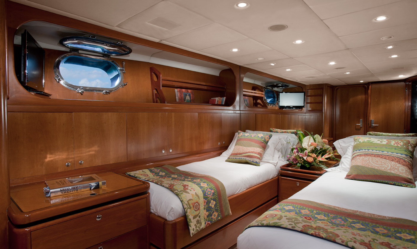 SEAQUELL - Guest convertable twin cabin.jpg