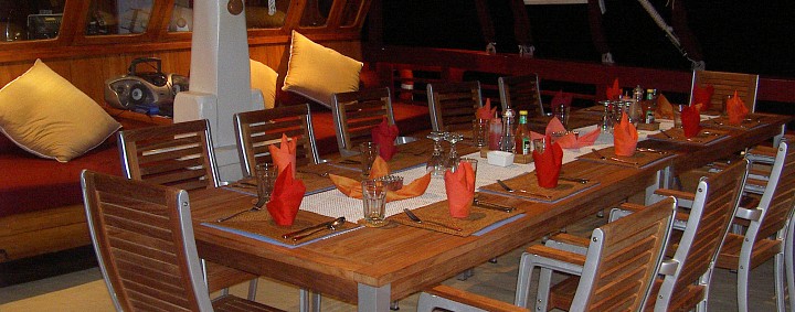 SEVEN SEAS - Dinner Upper Deck.jpg