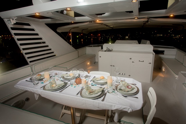 SUMMER SPLENDOR - Sundeck dining.jpg