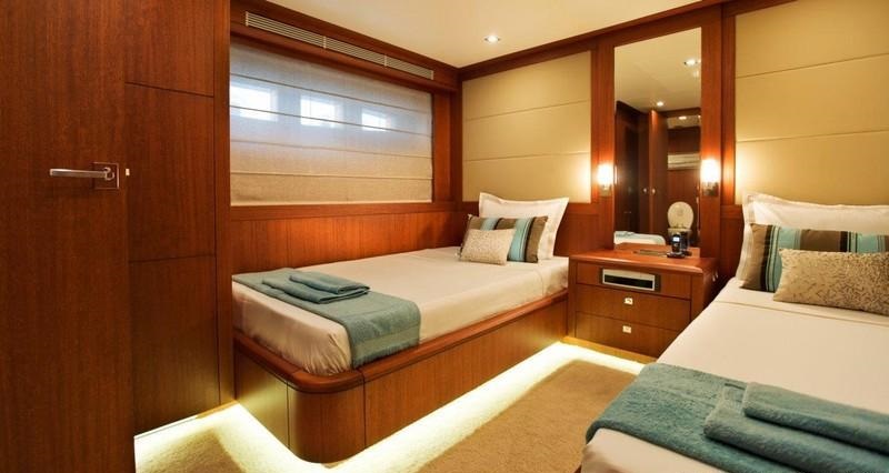 SUN KISS - Twin cabin.jpg