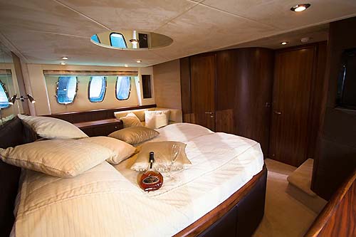 SUNSEEKER VOGUE - Master cabin.jpg
