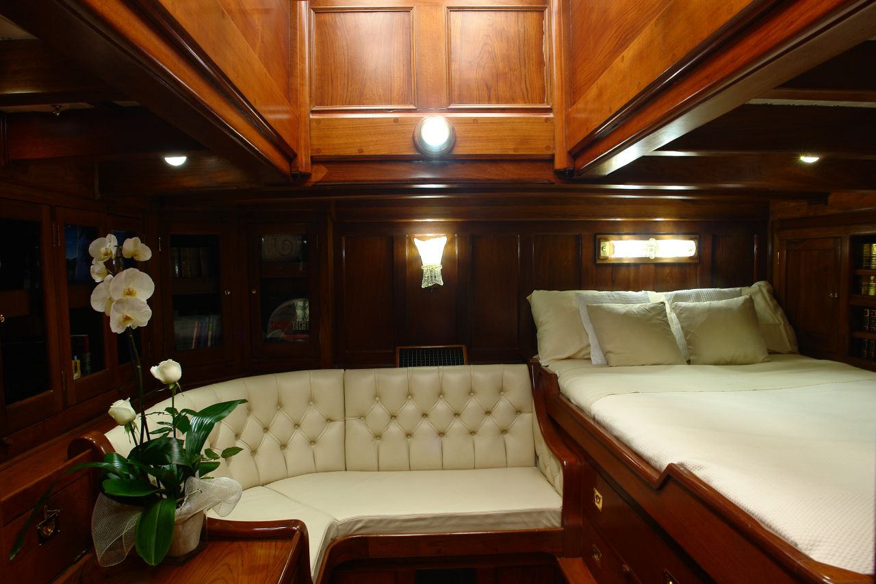 SY AELLO - Master stateroom.jpg