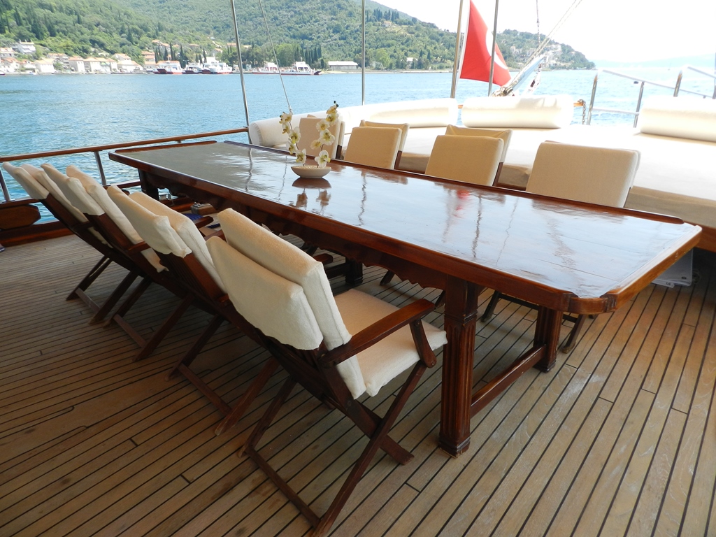 SY AKANA - Aft deck dining.jpg