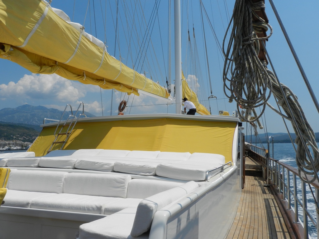 SY AKANA - Foredeck seating.jpg