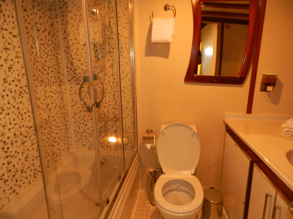 SY AKANA - Guest ensuite.jpg