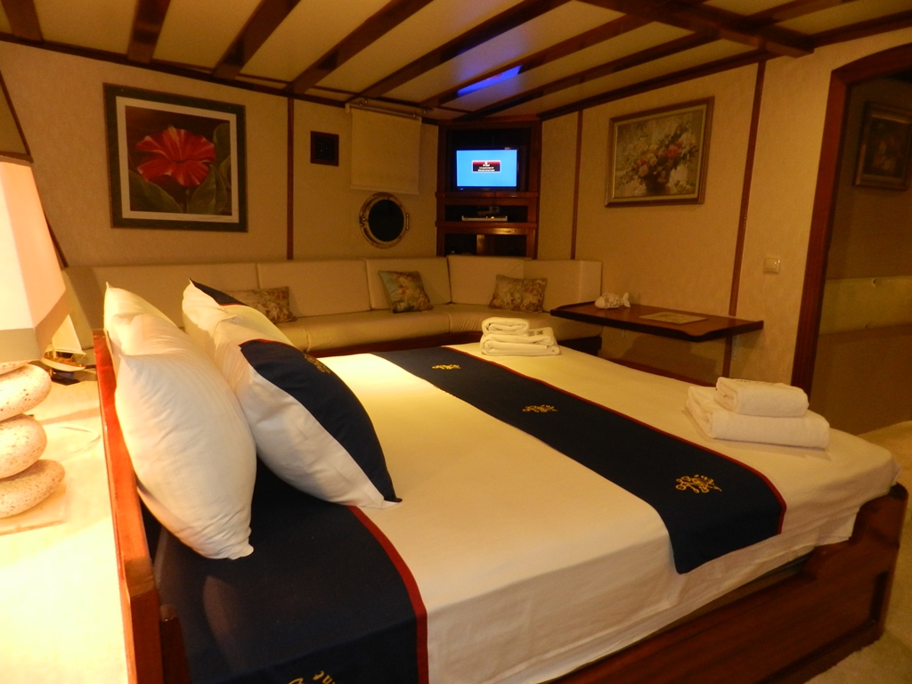 SY AKANA - Master stateroom.jpg