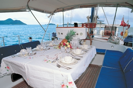 SY HIGH ASPECT - Alfresco dining.jpg