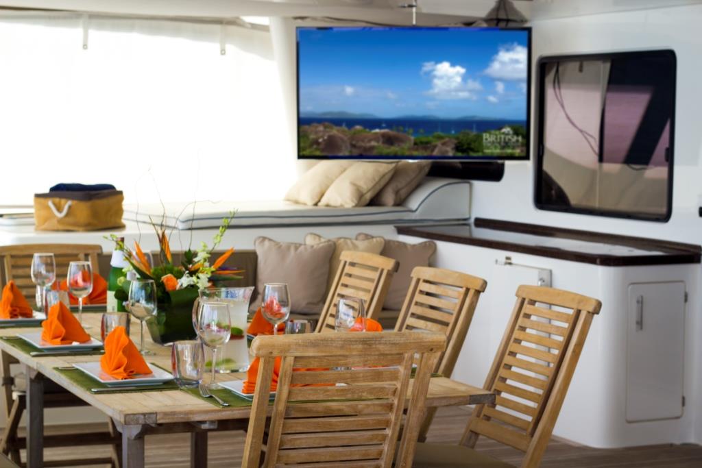 SY KINGS RANSOM - Aft deck with TV.jpg