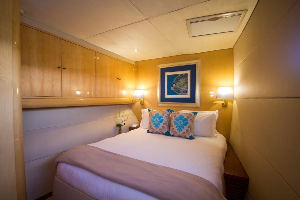 SY KINGS RANSOM - Forward starboard cabin.jpg