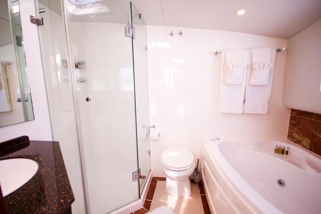 SY KINGS RANSOM - Master bath.jpg