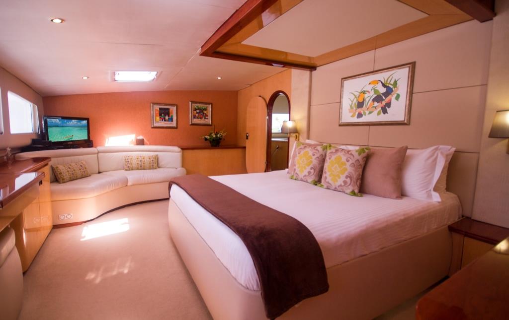 SY KINGS RANSOM - Master stateroom view to stbd.jpg