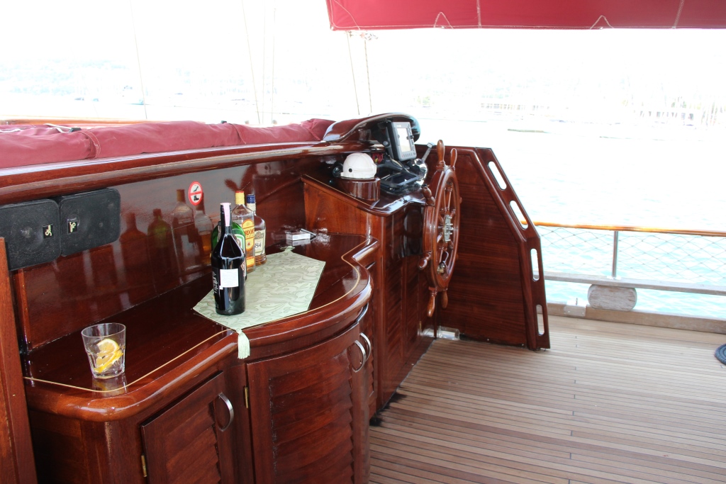 SY NOSTRA VITA - Aft deck bar.jpg