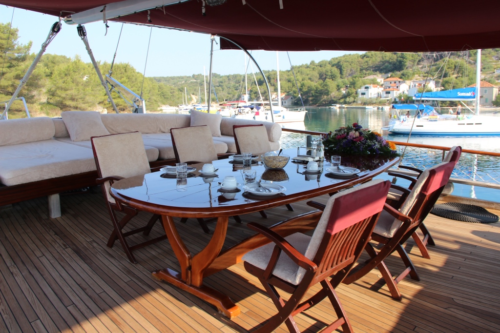SY NOSTRA VITA - Aft deck dining.jpg
