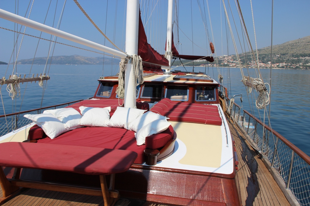 SY NOSTRA VITA - Foredeck seating.jpg