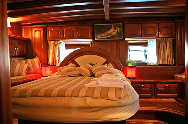 SY NOSTRA VITA - Master cabin.jpg