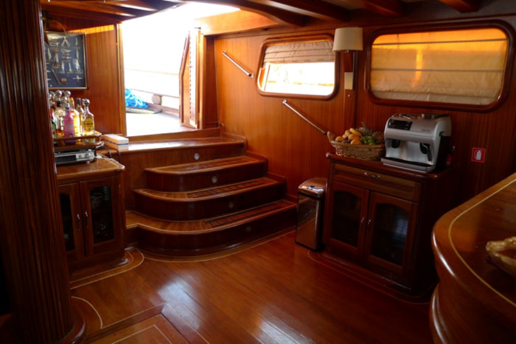 SY NOSTRA VITA - Salon entrance.jpg