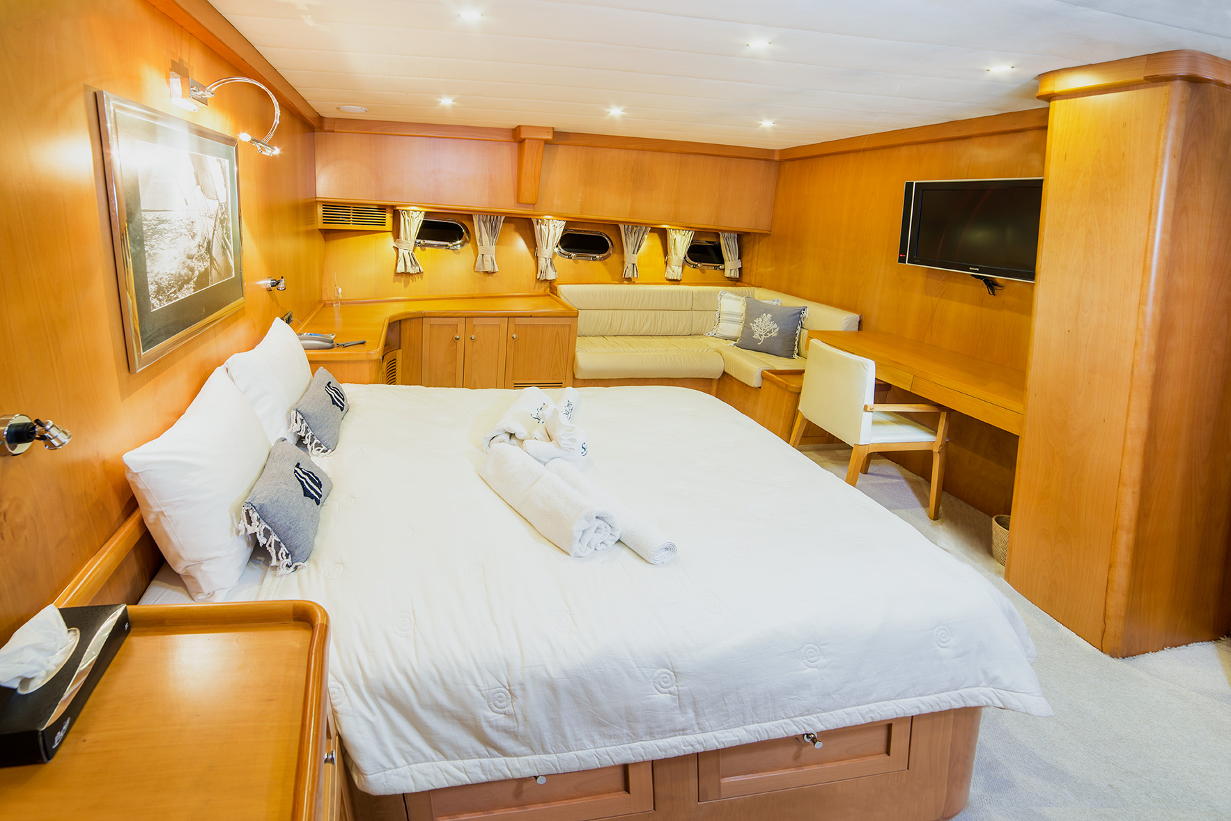 SY SEA COMET - Master cabin.jpg