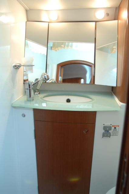 SY SEA STAR - Guest Ensuite.jpg