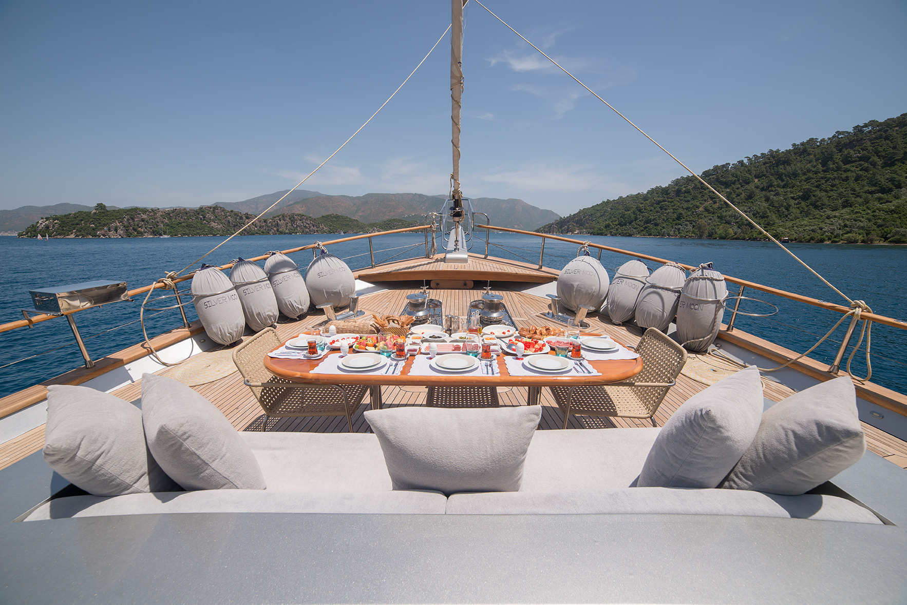 SY SILVER MOON - Foredeck dining.jpg