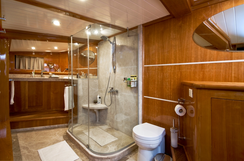SY SILVER MOON - Spacious ensuite.jpg