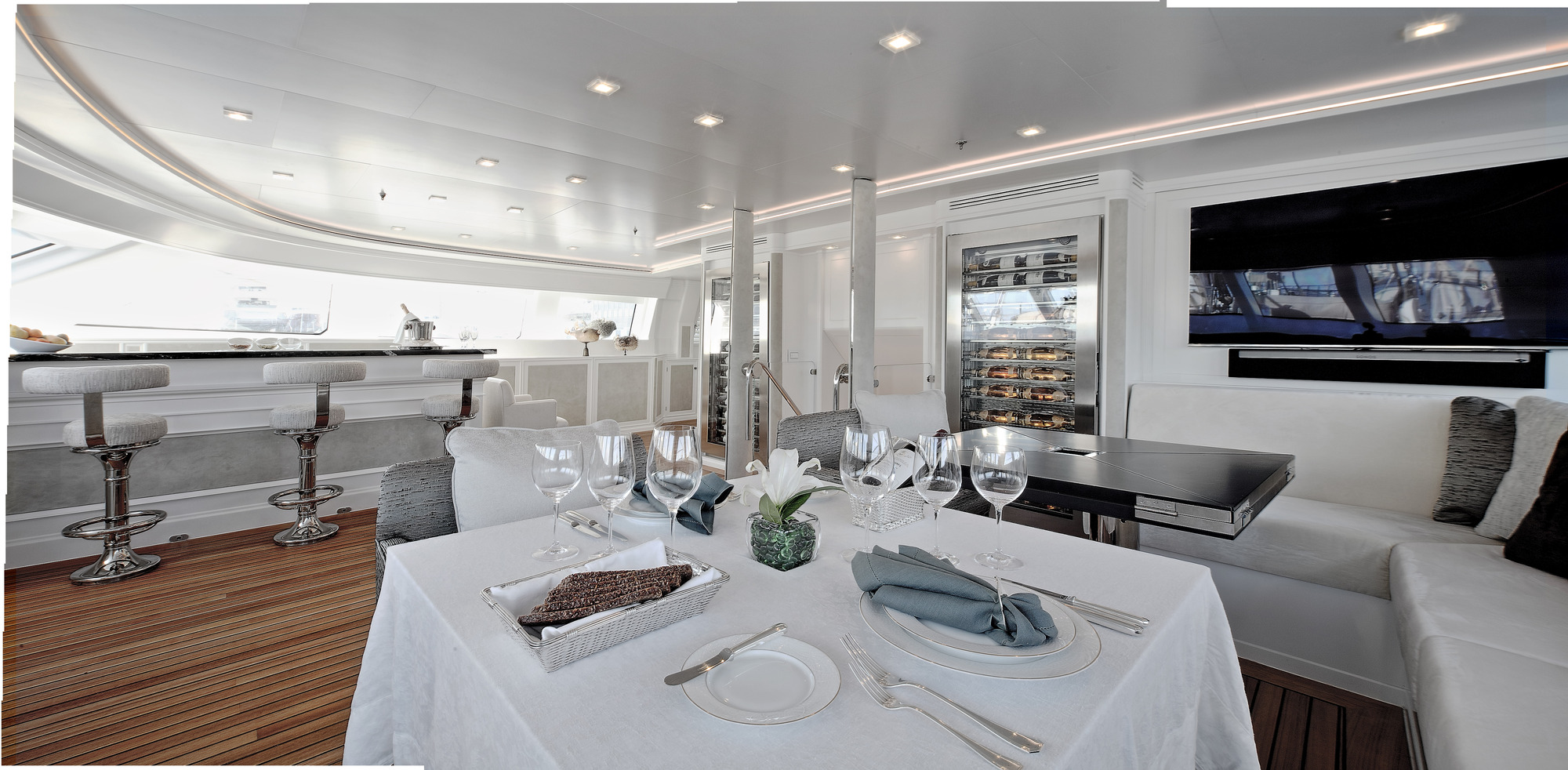 SY SPIRIT OF THE CS - Formal dining and bar.jpg