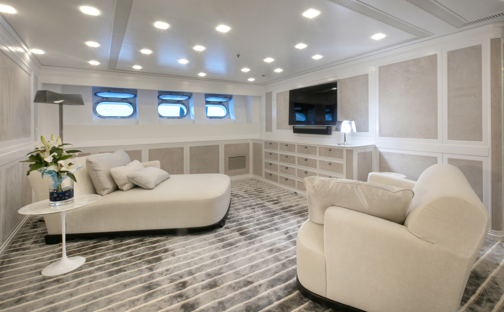 SY SPIRIT OF THE CS - Master cabin lounge.jpg