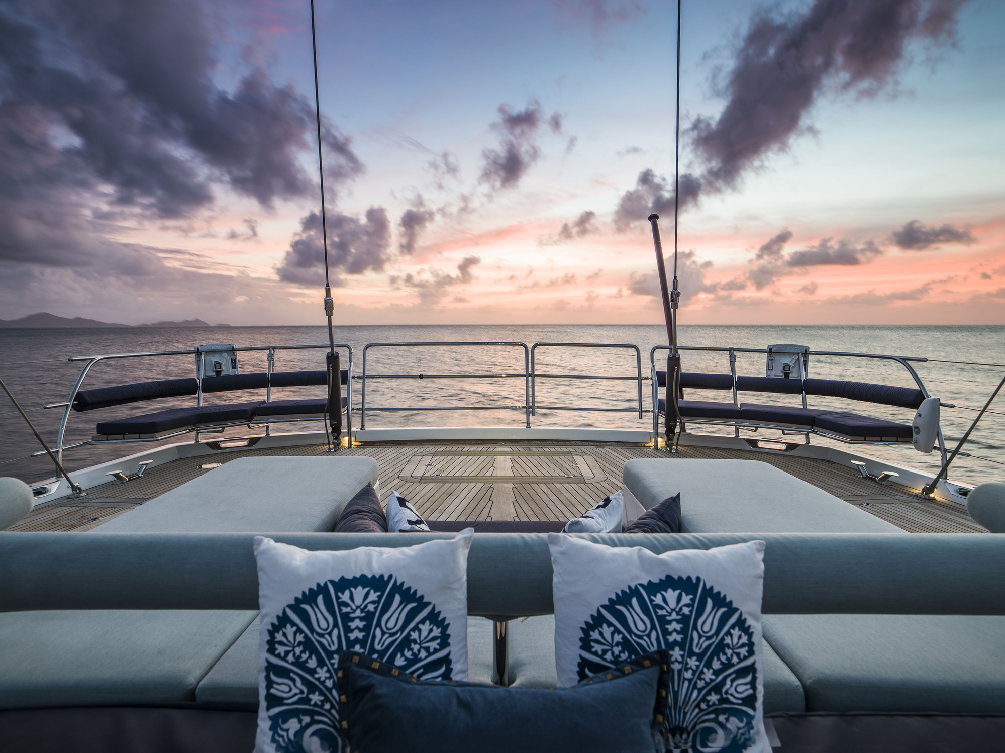 SY TWILIGHT - Aft deck by night.jpg