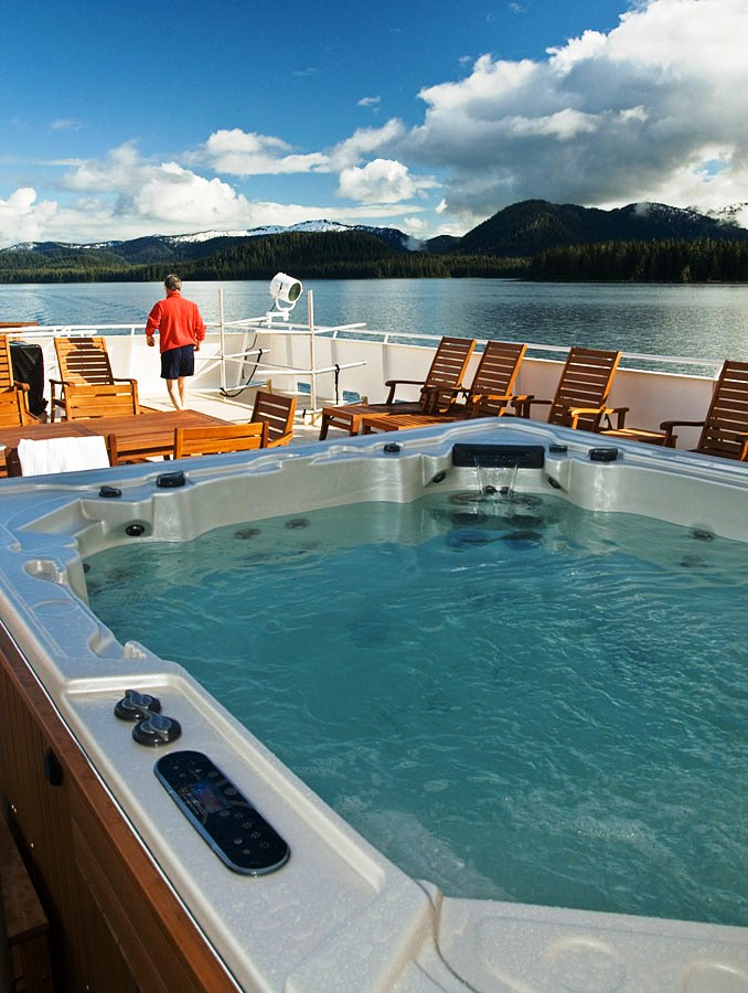 Safari Explorer - Sundeck Spa Pool.jpg