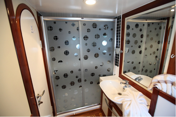 Sail Yacht ANGELO II -  Guest Ensuite 2.png