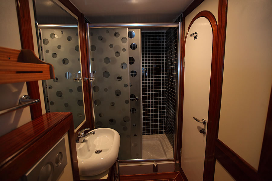 Sail Yacht ANGELO II -  Guest Ensuite.jpg