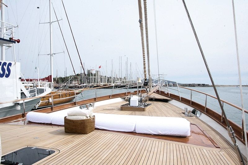 Sail Yacht DON CHRIS - Spacious deck.jpg