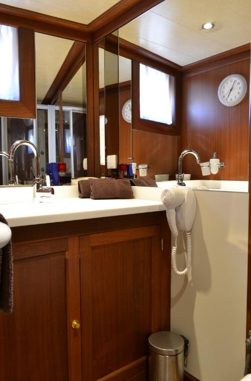 Sail Yacht DVI MARIJE - Master Ensuite.jpg