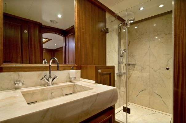 Sail yacht CLEAR EYES - Ensuite.jpg