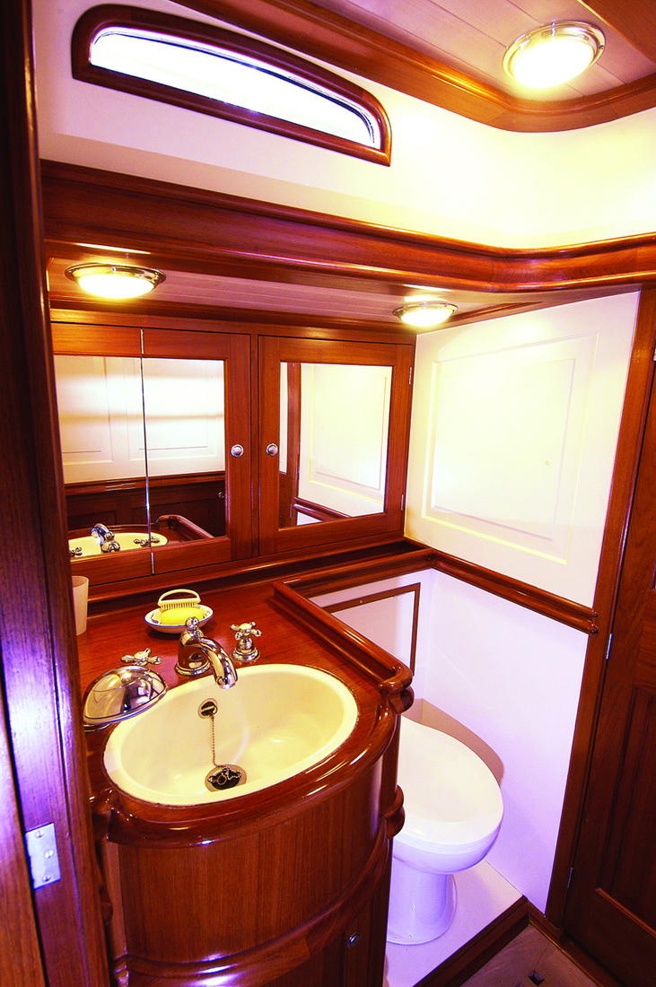 Sail yacht COPIHUE -  Guest Ensuite.jpg