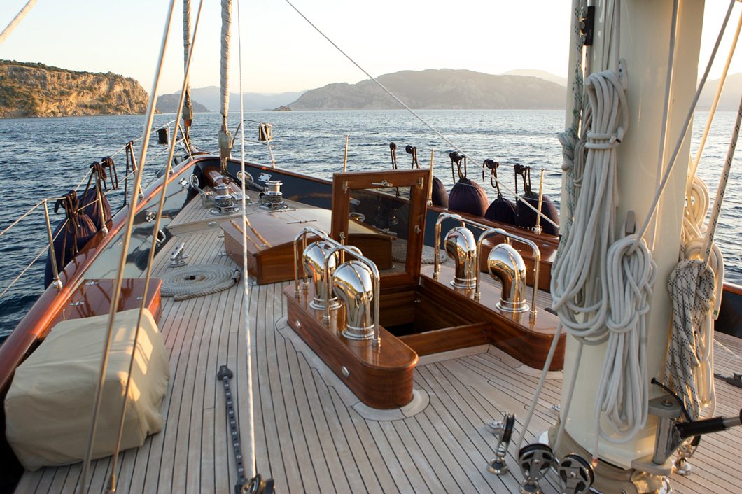 Sail yacht ILIOS -  Foredeck.jpg
