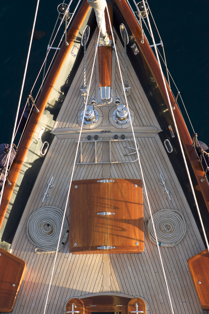 Sail yacht ILIOS -  Spacious Decks.jpg