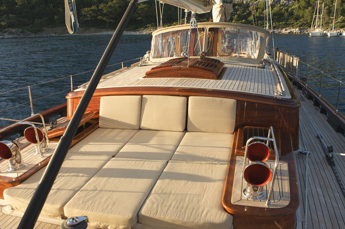Sail yacht ILIOS -  Sunbeds forward.jpg