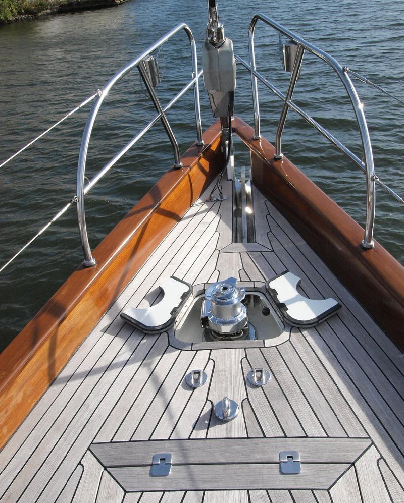 Sail yacht LADY ANN -  Bow.jpg