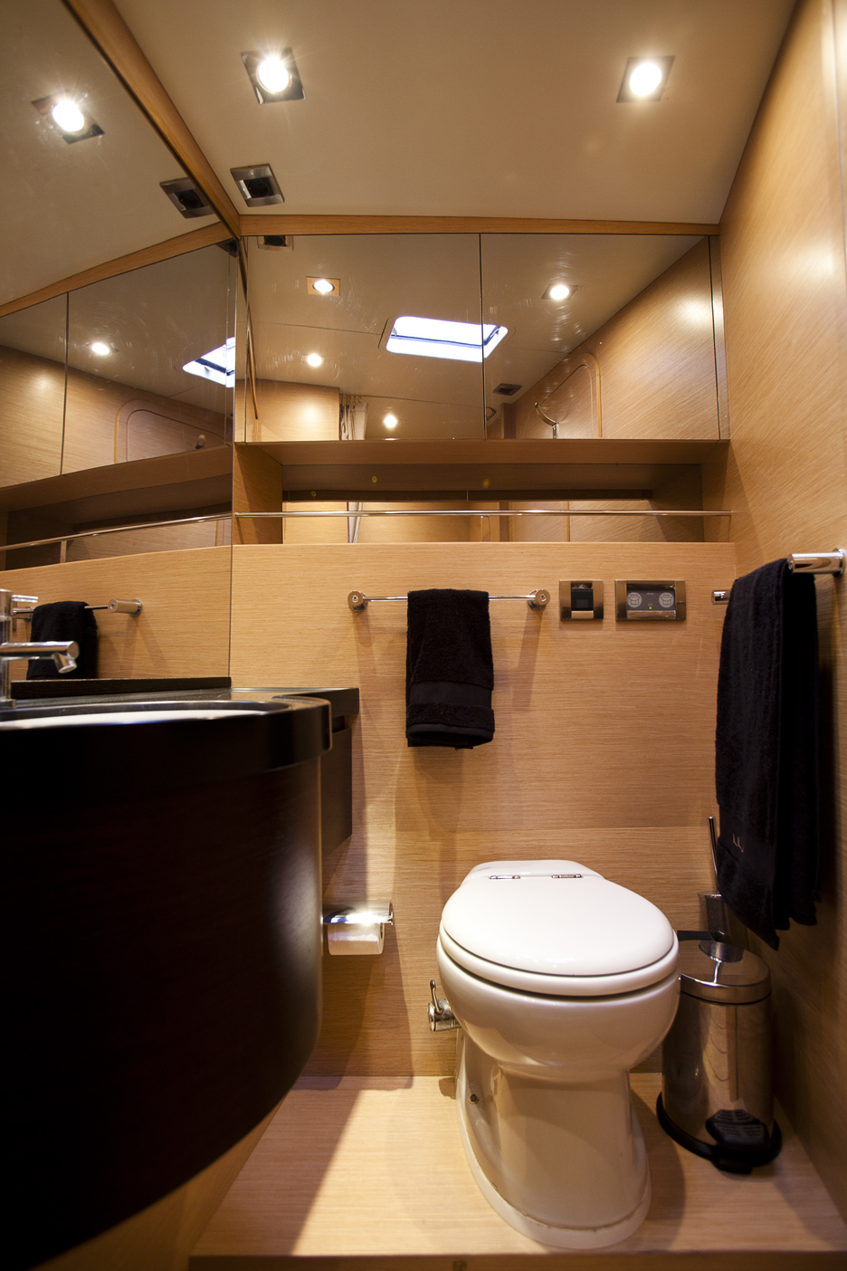 Sail yacht WIZARD -  Guest Cabin Head.jpg
