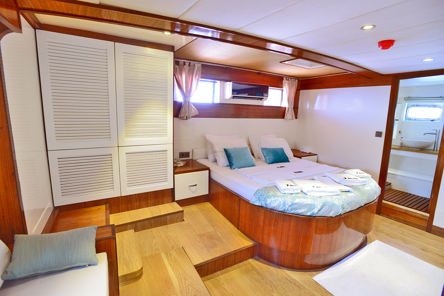 Sailing Gulet MASKE 2 - Guest suite double 3.jpg