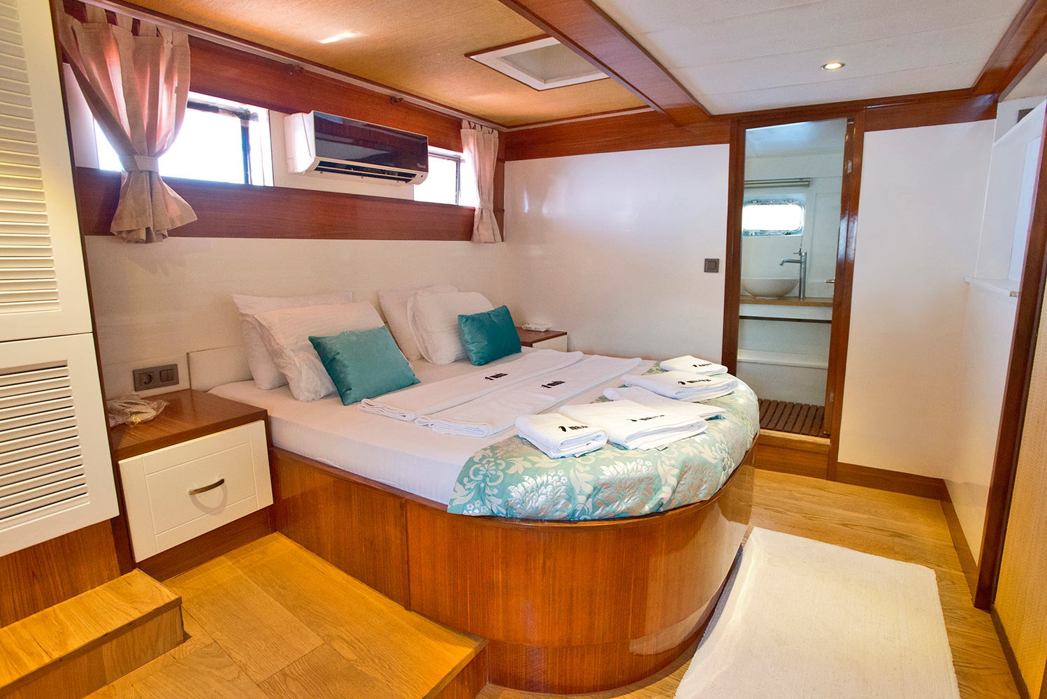 Sailing Gulet MASKE 2 - Guest suite double.jpg